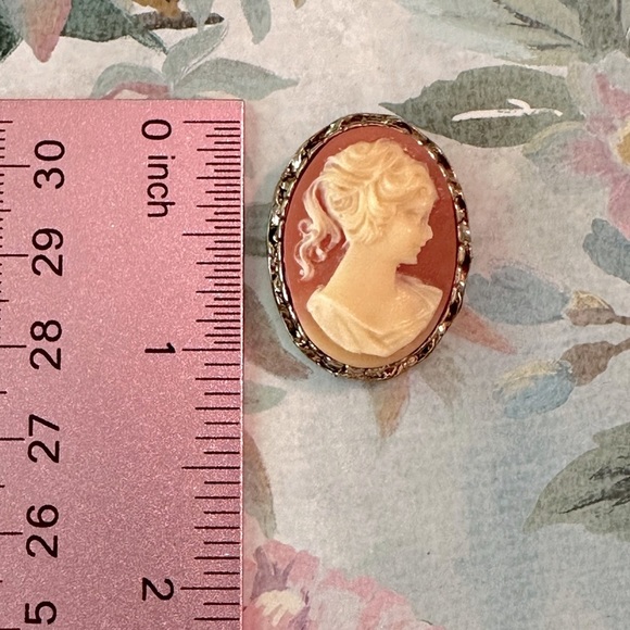 Vintage Cameo Brooch/Pin Unsigned Intricate Ornate Frame MCM 1950's - Picture 4 of 12